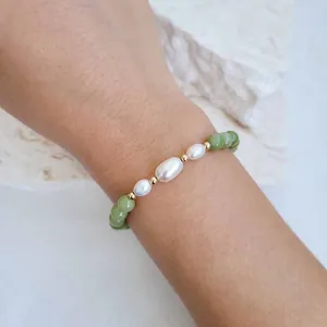 Bracelet pour femme en pierres naturelles vert avocat et perles d'eau douce style minimaliste