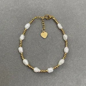 Bracelet en perles d'eau douce baroques avec perles dorées 18k et breloque cœur