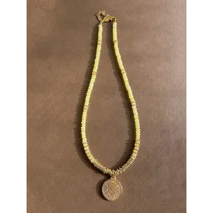 Collar de cuentas retro con cuentas de jade amarillo pálido y moneda de oro vintage