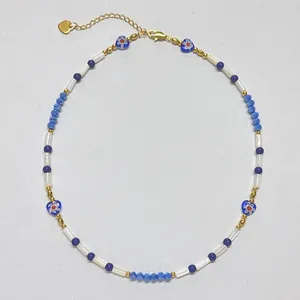 Collier bohème en perles avec cœur en verre bleu et détails dorés présentés en cercle complet