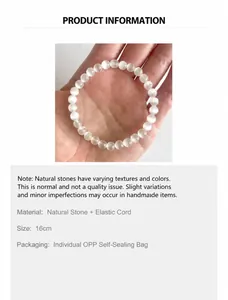 Detail van natuursteen kralenarmband met zijdeglans en elastisch koord voor dames