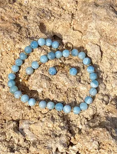Detailansicht der blauen Edelsteinkette und Ohrringe mit 18k vergoldetem OT-Knebelverschluss