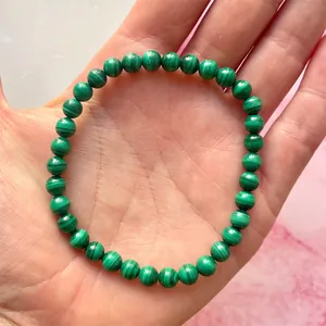 Macro-opname van de elastische armband met natuurlijke groene malachiet kralen
