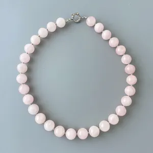 Dettaglio di perle in pietra naturale rosa e chiusura a molla d'argento su collana