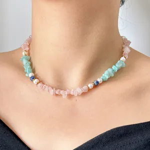 Collier de plage bohème avec perles d'eau douce et pierres naturelles roses et bleues