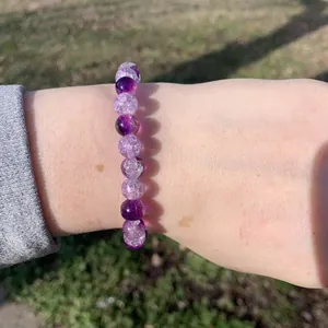 Bracelet fait main en perles de pierre naturelle violette pour femme sur l'herbe