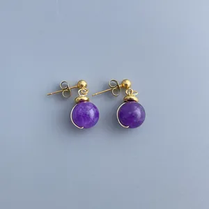 Detailansicht der 18k vergoldeten Ohrstecker mit violetten Naturstein-Perlenverzierung