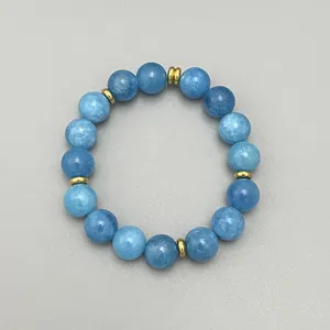 Makroaufnahme von 18k vergoldeten Zwischenperlen und natürlichen blauen Aquamarinsteinen