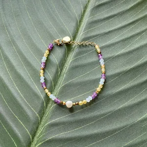 Bracelet en pierres naturelles avec améthyste, citrine et perle d'eau douce sur feuille