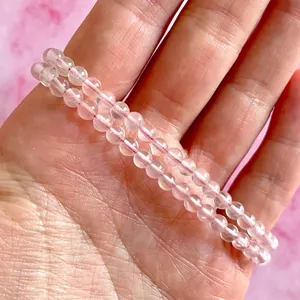 Detailweergave van roze kristallen kralenarmbanden met natuurlijke textuur en glans