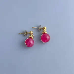 Detaillierte Nahaufnahme der rosa Steinperlen-Ohrstecker mit Golddrahtwicklung und Steckern