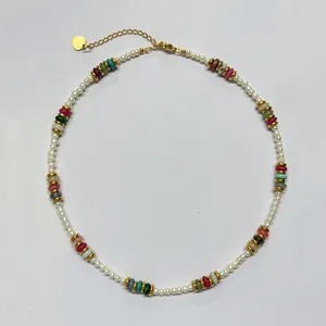 Collier de perles baroques avec perles colorées et pendentif cœur doré chic