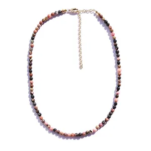 Collier artisanal avec perles en pierre naturelle colorée et fermoir doré ajustable
