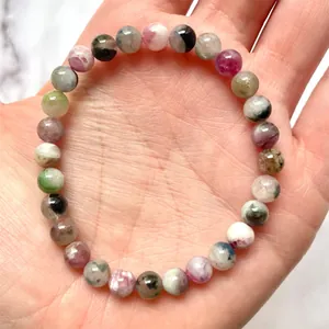 Detailopname van kleurrijke natuursteen kralen armband met gepolijste afwerking