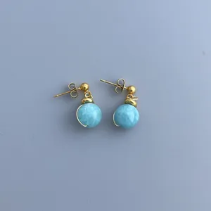 Detailansicht der 18k Gold-Ohrringe mit himmelblauen Natursteinen und Drahtwickel-Detail