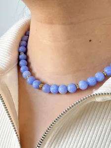 Nahaufnahme der vergoldeten 18k Halskette für Damen mit hellvioletten Natursteinperlen