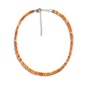 Détail du collier de perles orange avec fermoir mousqueton doré et chaîne d'extension