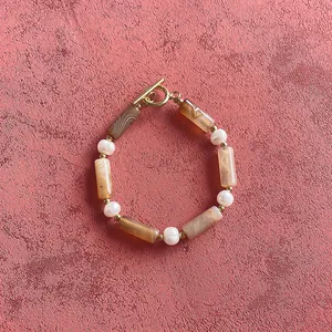 Retro-Perlenarmband aus Naturstein und Perlen mit goldenem Knebelverschluss