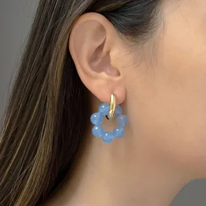 Orecchini a cerchio dorati da donna con ciondoli a fiore in pietra naturale blu chiaro