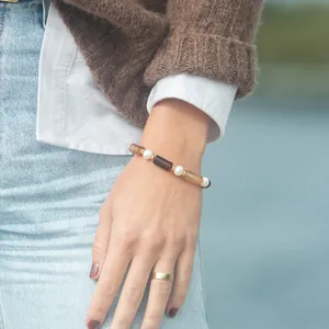 Boho-Perlenarmband mit braunem Achat und Perlen am Handgelenk eines Models getragen