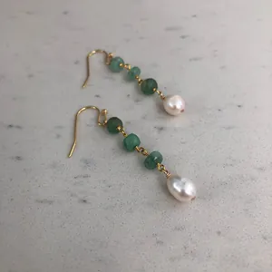 Boucles d'oreilles dorées avec pierres naturelles vertes et perles blanches en goutte
