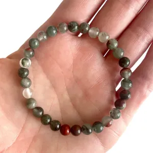Elastische kralenarmband met kleurrijke natuurstenen kralen in groen en bruin