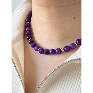 Elegante 18k vergoldete Titanstahl-Halskette mit natürlichen violetten Steinperlen