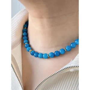 Elegante 18k vergoldete Titankette mit blauen Natursteinperlen und goldenen Akzenten