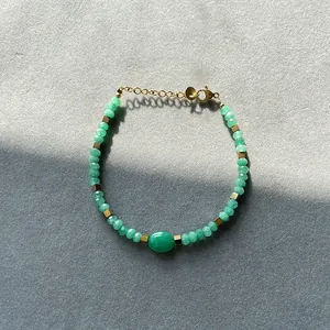 Bracelet vintage style palais avec pierres naturelles vertes et perles dorées