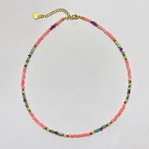 Collier fait main en pierres naturelles colorées avec pendentif cœur doré et fermoir mousqueton