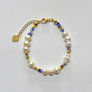 Vue détaillée du bracelet en perles d'eau douce avec perles colorées et cœur doré