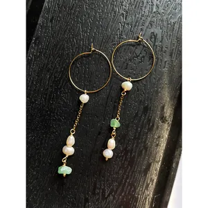 Orecchini a cerchio dorati vintage con perle d'acqua dolce e pietre verdi frantumate