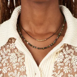 Collar bohemio de varias capas con cuentas de piedra de colores y oro