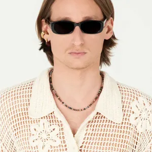 Collar bohemio de cuentas de piedra de colores con earcuffs dorados y gafas de sol negras