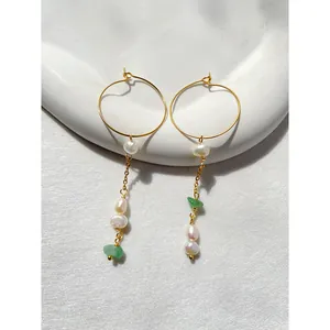 Orecchini a cerchio dorati boho con perle d'acqua dolce naturali e pietre verdi