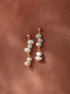 Boucles d'oreilles en perles d'eau douce baroques et épingles dorées sur soie