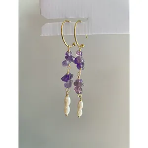 Orecchini lunghi con pietre color lavanda e perle d'acqua dolce bianche placcati oro