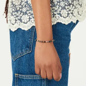 Collar bohemio de cuentas de piedra de colores en modelo con encaje blanco