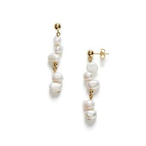Élégantes boucles d'oreilles pendantes en or avec quatre perles baroques blanches