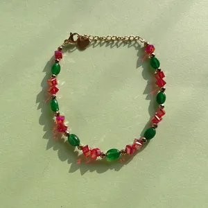 Bracelet en pierres naturelles colorées avec cubes de cristal rouges et breloque cœur