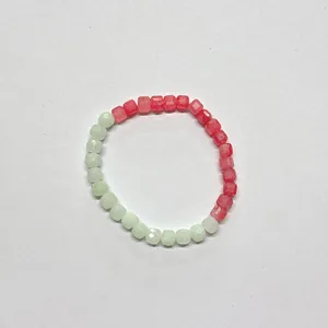 Makrodetail bunter Würfelperlen in Rosa und Grün auf einem handgemachten Sommerarmband