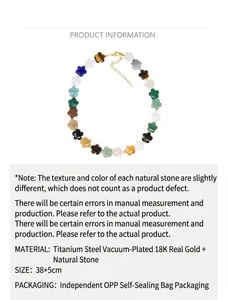 Detail van kleurrijke stenen bloemenketting met vergulde titanium stalen ketting