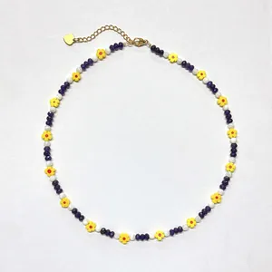 Détails du collier de perles fleurs en verre coloré et pierres violettes avec cœur