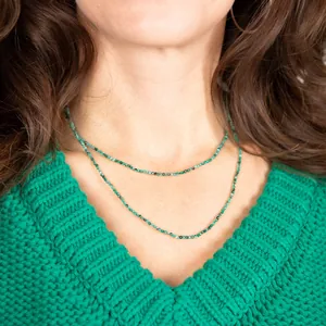 Collier double couche en pierres naturelles vertes au style minimaliste pour femme