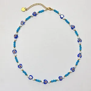Détail de la perle cœur en verre bleu et collier de pierres naturelles avec fermoir