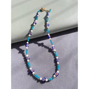 Collier en perles colorées avec cœurs en verre bleu et détails coquillages sur cuir