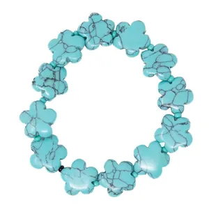 Detail macro-opname van bloemvormige turquoise stenen kralen met natuurlijke aders