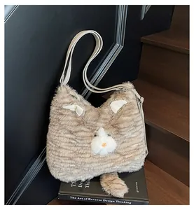 Détail du sac à bandoulière en peluche en forme de chat avec texture de fourrure douce