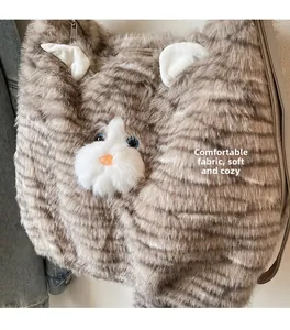 Détail du sac à dos chat en peluche montrant la texture douce de la fourrure synthétique