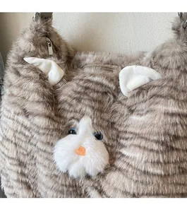 Vue détaillée du sac à dos chat en fausse fourrure avec détails de visage 3D mignons
